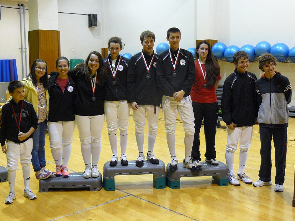 I&ntilde;igo Elizari y Mar&iacute;a Boulandier, del Club Navarro de Esgrima, ganan el IV Torneo Navarro de Espada